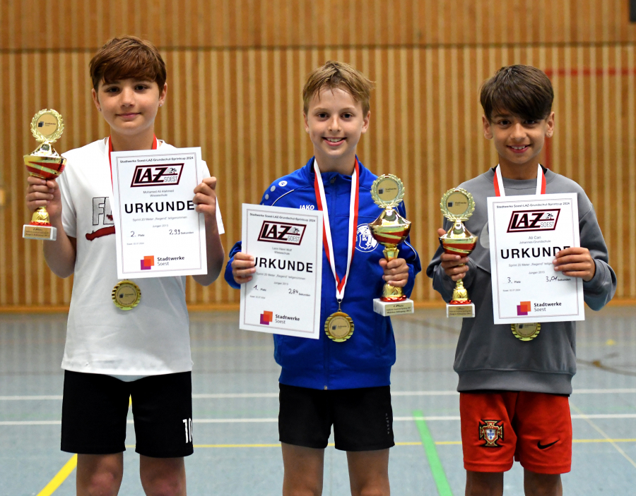 Die drei Erstplatzierten bei den Jungen des Jahrgangs 2013: Sieger Lenn Henri Wolf (Mitte, Wiese-GS), Mohamed Ali Alahmed (links, Wiese-GS, Zweiter) und Ali Can (Johannes-GS, Dritter). Foto: Bottin