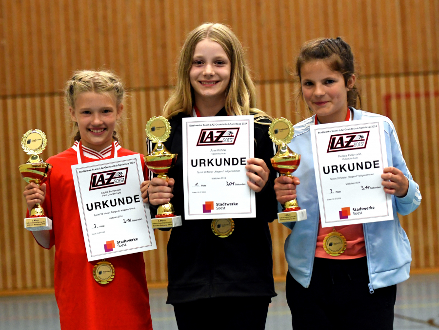 Die drei Erstplatzierten Mädchen des Jahrgangs 2014 (von links): Sophie Bornemann (Wiese, 2.), Siegerin Anni Köhne (Patrokli) und die Dritte, Felicia Heitmann (Patrokli). Foto: Bottin