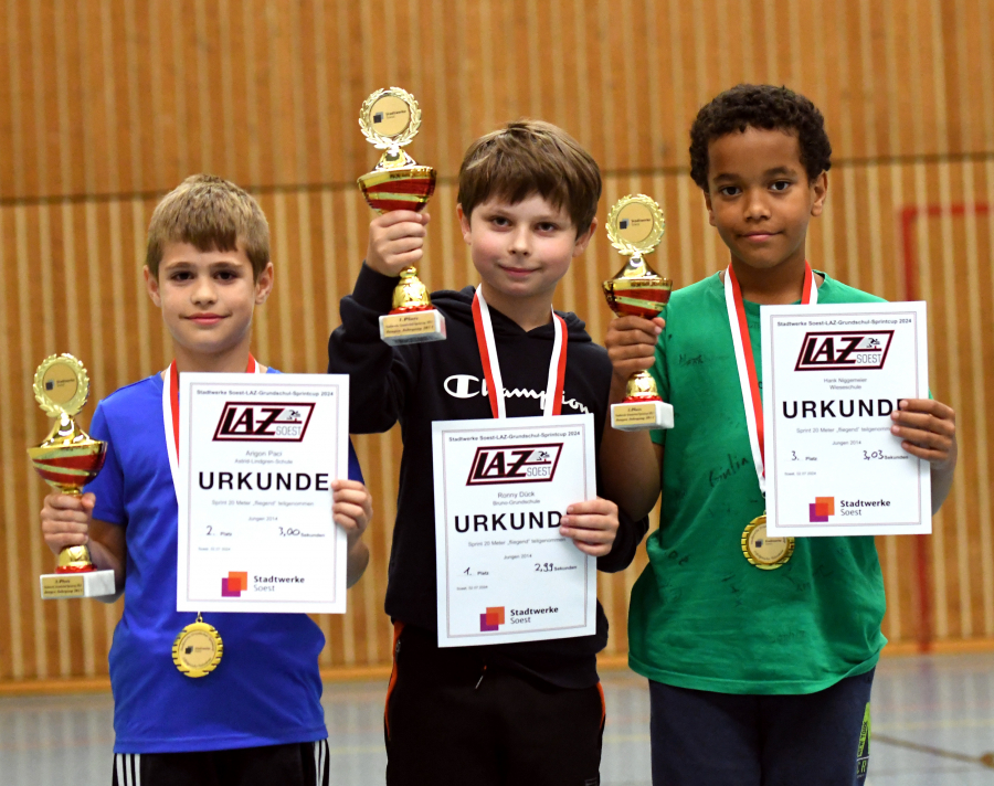 Die drei Erstplatzierten Jungen des Jahrgangs 2014 (von links): Arigon Paci (Astrid-Lindgren, 2.), Sieger Ronny Dück (Bruno) und der Drittplatzierte Hank Niggemeier (Wiese). Foto: Bottin