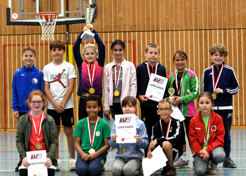 Erneuter Teamerfolg: Wie schon im Vorjahr gewannen die Wiese-Grundschüler den Sprintcup-Wanderpokal. Foto: Bottin|Anni Köhne (Patrokli-GS) kratzte bei ihrem Sieg im Jahrgang 2014 in 3,01 Sekunden an der Drei-Sekunden-Marke. Foto: Bottin|Selbstverständlich wurden die Akteure beim Sprintcupfinale vom Streckenrand lautstark angefeuert. Foto: Bottin|Das Organisationsteam des LAZ Soest, (von links) mit Moderator Sebastian Moritz, Jonas Teipel und Ralf Reinhard sorgten für einen reibungslosen Ablauf beim Sprintcup-Finale. Foto: Bottin|Die drei Erstplatzierten bei den Jungen des Jahrgangs 2013: Sieger Lenn Henri Wolf (Mitte, Wiese-GS), Mohamed Ali Alahmed (links, Wiese-GS, Zweiter) und Ali Can (Johannes-GS, Dritter). Foto: Bottin|Oliver Wendt vom Orga-Team des LAZ Soest zeichnet Ida Mathea Voßen (Wiese-GS) für ihren Sieg bei den Mädchen des Jahrgangs 2015 aus. Foto: Bottin|Die drei Erstplatzierten bei den Mädchen des Jahrgangs 2013 (von links): Luisa Draxler (Wiese, 2.), Siegerin Isabella Reichenbecher (Petri) und Kamila Jonczyk (Astrid-Lindgren, 3.). Foto: Bottin|Die drei Erstplatzierten Mädchen des Jahrgangs 2014 (von links): Sophie Bornemann (Wiese, 2.), Siegerin Anni Köhne (Patrokli) und die Dritte, Felicia Heitmann (Patrokli). Foto: Bottin|Die drei Erstplatzierten Jungen des Jahrgangs 2014 (von links): Arigon Paci (Astrid-Lindgren, 2.), Sieger Ronny Dück (Bruno) und der Drittplatzierte Hank Niggemeier (Wiese). Foto: Bottin|Die drei Erstplatzierten bei den Mädchen des Jahrgangs 2015 (von links): Susanne Gardewiszki (Astrid-Lindgren, 2.), Siegerin Ida Mathea Voßen (Wiese) und Annelie Wacker (Petri, 3.). Foto: Bottin|Die drei erstplatzierten Jungen des Jahrgangs 2015 (von links): Levin Karl Schmidt (Petri, 2.), Sieger Lutz Rummel (Hellweg) und Leo Leifert (Bruno, 3.). Foto. Bottin|Ida Voßen (Wiese-GS) setzte sich als Favoritin auch im Finale des Stadtwerke Soest-LAZ-Grundschul-Sprintcups beim Jahrgang 2015 durch. Foto: Bottin|||