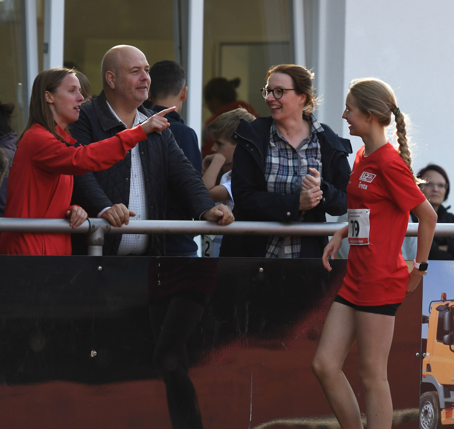 Beste Stimmung während des Hochsprungwettkampfes im Kamener Jahnstadion: Trainerin Annika Straub (links) und Greta Karsten mit Eltern. Foto: Bottin