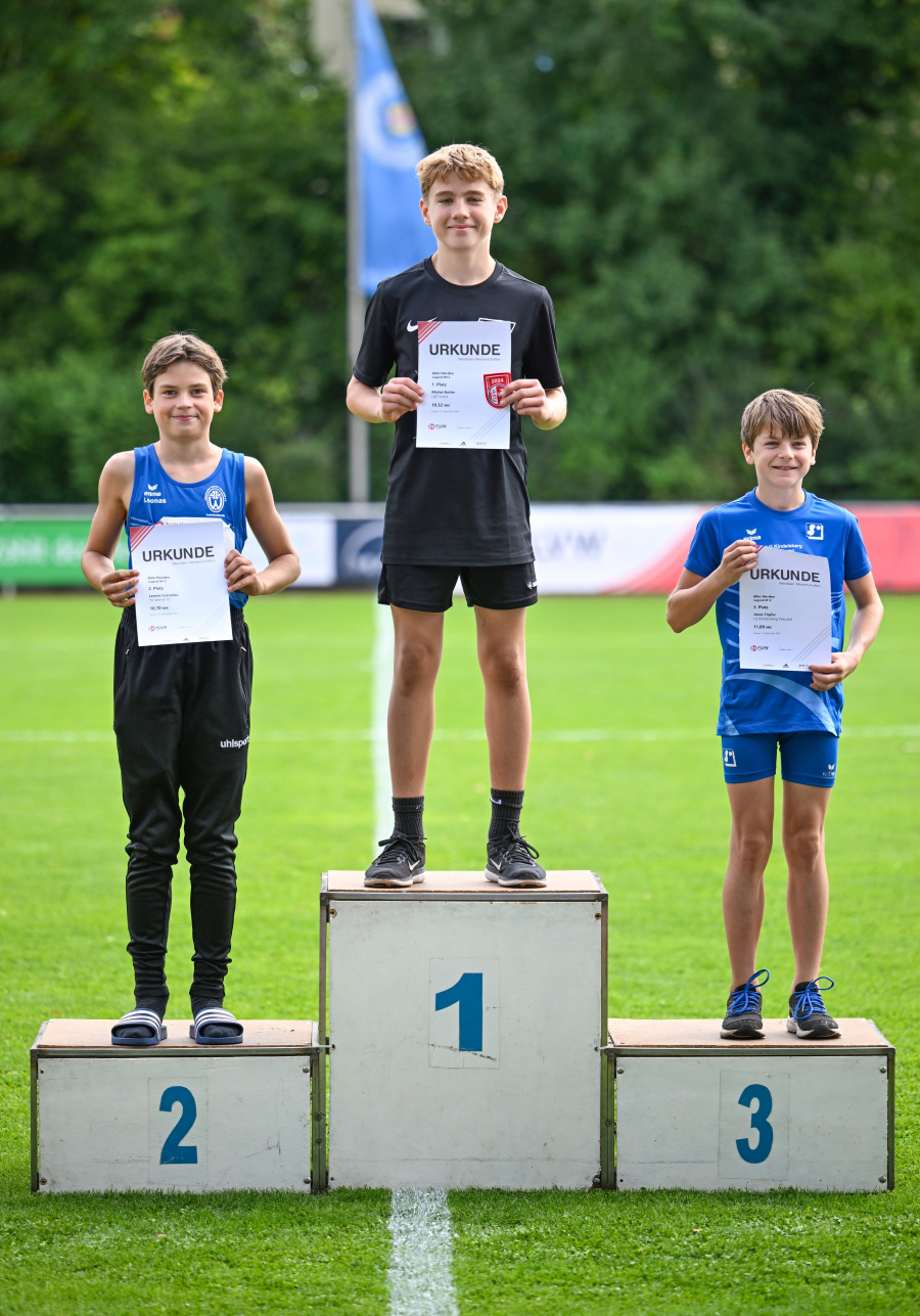 M12-Hürdensprint-Siegerehrung in Kamen: In der Mitte Westfalenmeister Michel Bottin vom LAZ Soest, links Vizemeister Leonas Czeranka (TV Werne, rechts der Dritte, Jonas Töpfer (LG Kindelsberg Kreuztal). Foto: Bottin