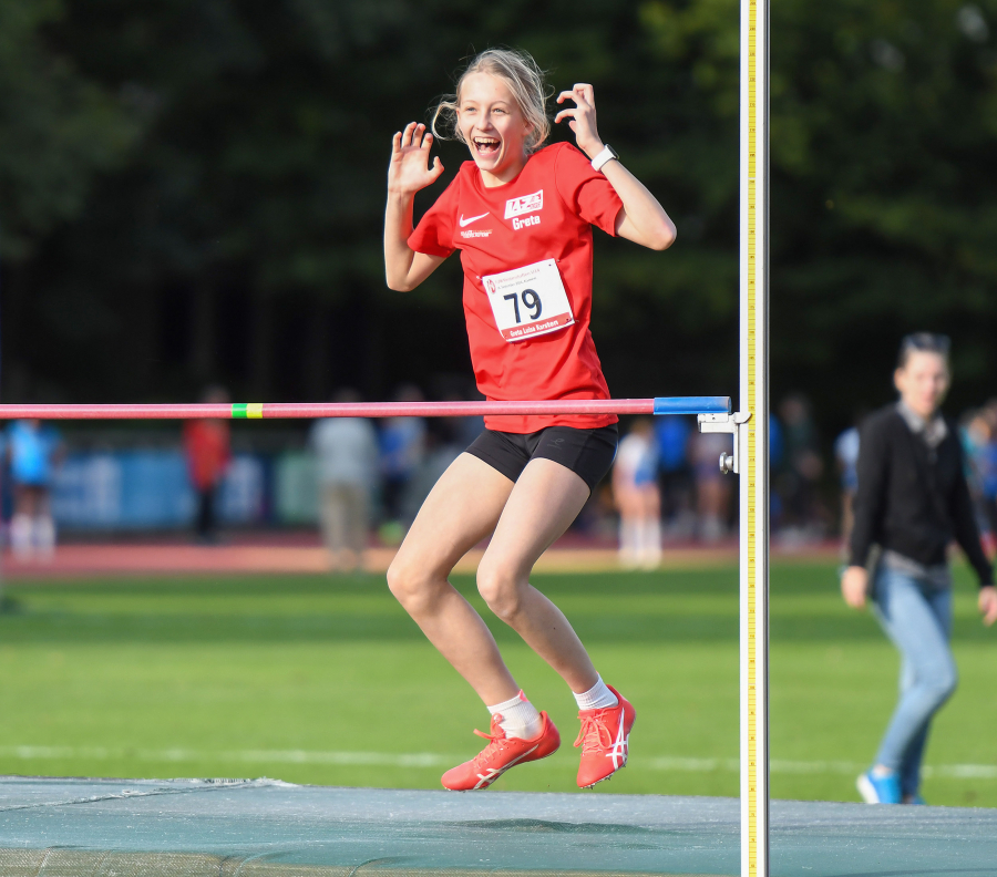 Mit einer Topleistung zum Titel: Greta Karsten (W12) vom LAZ Soest war im Hochsprung mit 1,55 Metern eine Klasse für sich und freute sich riesig über                            Sieg und Gold bei den U14-Westfalenmeisterschaften. Foto: Bottin