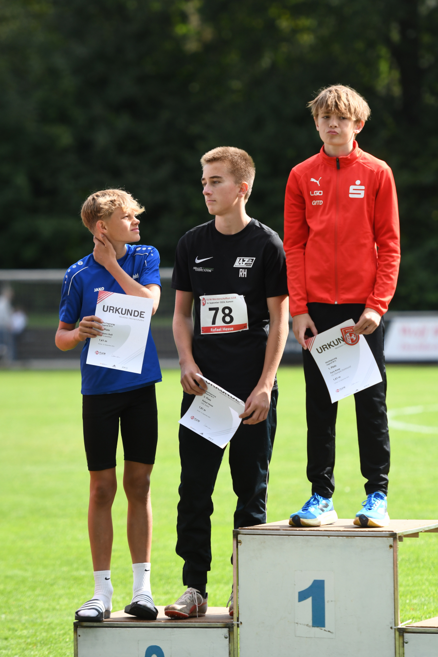 Silber für Rafael Hesse (Mitte) im Hochsprung der Altersklasse M13. Rechts der Sieger Faris Knop (Dortmund). Johann Roß (links, Coesfeld) wurde wie Hesse ebenfalls Vizemeister. Foto: Bottin