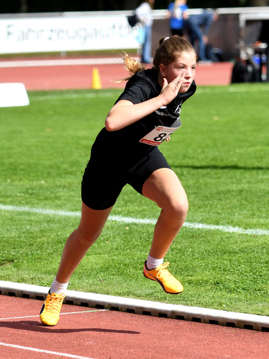 Leni Schneider (W12) beim 75-Meter-Vorlauf. Foto: Bottin