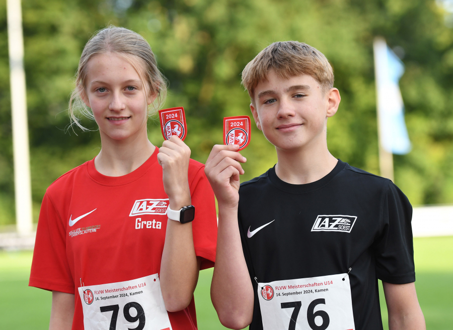 Zwei Mal Gold f&uuml;r das LAZ Soest: Greta Karsten (W12) im Hochsprung und Michel Bottin (M12) &uuml;ber 60-Meter-H&uuml;rden wurden in Kamen Westfalenmeister. Foto: Bottin