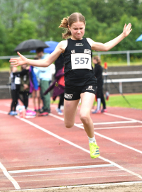 Noelle Sophie Biegel vom LAZ Soest gewann in der Altersklasse W11 nicht nur im Weitsprung, sondern auch über 50 Meter, 800 Meter und im Ballwurf. Foto: Bottin|Freude über Platz drei: Die U14-Staffel der LAZ Mädchen Marlene Soer, Marie Rustemeyer, Hannah Eppe und Leni Schneider (v.l.n.r.) erzielte 42,81 Sekunden über 4 x 75 Meter. Foto: Bottin|Mona Nienhaus (W9) sicherte sich als jüngste Sportlerin des LAZ Soest in Iserlohn den Weitsprungsieg mit 3,16 Metern.                             Die 50 Meter legte sie in 9,34 Sekunden zurück. Foto: Bottin|Stabwechsel zwischen Noelle Biegel (rechts) und ihrer Schwester Charlotte Biegel in der 4 x 50-Meter-Staffel. Das Soester U12-Quartett, zu dem auch noch                             Sophie Bornemann und Mona Nienhaus gehörten, liefen über 4 x 50 Meter in 33,14 Sekunden auf Platz vier. Foto: Bottin|Amelie Menzebach (W15) beim Weitsprunganlauf. Foto: Bottin|Carmen Büttner (W15) legte die 100 Meter in 13,86 Sekunden zurück und wurde Dritte. Foto: Bottin|Leni Schneider (W12) beim Weitsprung. Foto: Bottin|Marie Rustemeyer (W12) beim Weitsprung. Foto: Bottin|Marlene Soer (W13) beim Weitsprung.|M12-Sportler Malte Langenscheidt beim 60 Meter-Hürdensprint. Foto: Bottin|LAZ-Trainerin Annika Straub hilft der jungen Mona Nienhaus beim Einstellen des Startblocks. Foto: Bottin|Spezielle Vorbereitung auf den 75-Meter-Start: W12-Sportlerin Marie Rustemeyer. Foto: Bottin|Hannah Eppe (W12) beim Weitsprung. Foto: Bottin|Marlene Soer (W13) beim 75-Meter-Sprint. Foto: Bottin|||