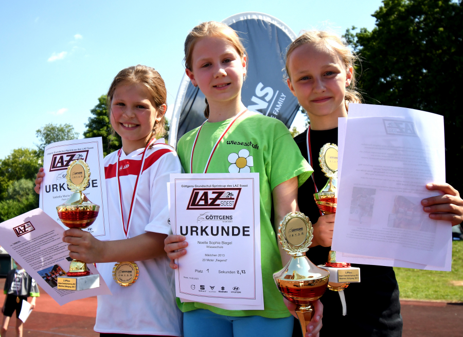 Die drei Erstplatzierten bei den Mädchen des Jahrgangs 2013: Noelle Sophie Biegel von der Wieseschule (Mitte) siegte vor Isabella Maria Reichenbecher (Petri, links) und Olivia Wagner (Georg).