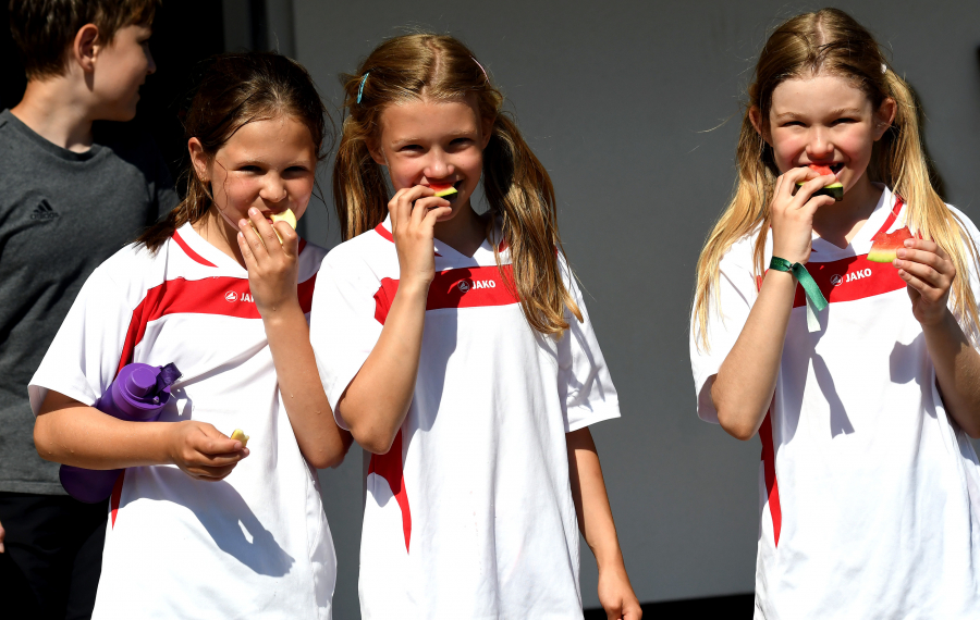 Frisches Obst in den Pausen für die schnellen Soester Grundschüler: Diesen drei jungen Sportlerinnen der Petrischule scheint es jedenfalls zu schmecken.